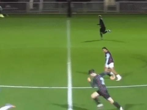 Cầu thủ West Ham ghi hai bàn từ giữa sân