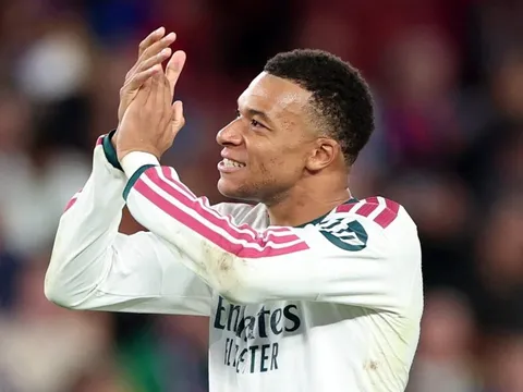 Mbappe thành cơn ác mộng với Barcelona