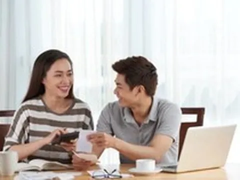 Vợ chồng có nên dùng chung một tài khoản ngân hàng?