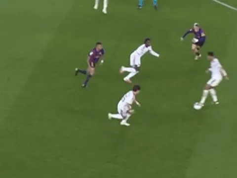 Pha xử lý đỉnh cao của Bellingham ở Camp Nou