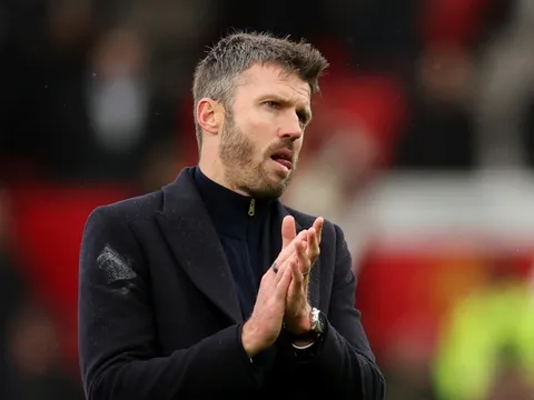 Carragher: 'Carrick cố tình làm bẽ mặt Bruno Fernandes'