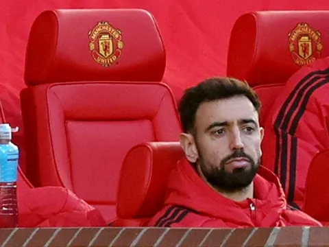 CĐV MU trút giận lên Bruno Fernandes