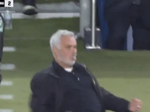 Mourinho quỳ gối, thè lưỡi ăn mừng trước Barcelona