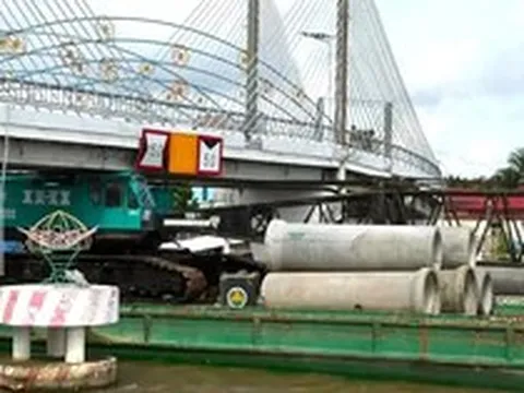 Sà lan chở cần cẩu đâm lệch cầu dây văng ở Cà Mau, khẩn cấp phong tỏa