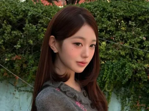 Jang Won Young (IVE) gây sốt với vóc dáng đồng hồ cát