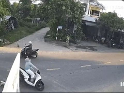Cô gái đi xe máy bất ngờ trượt ngã ra giữa đường, xem camera ai cũng bức xúc thay