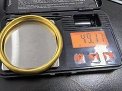 Người phụ nữ mua vòng vàng 999, 1 tháng sau mang đi bán: Thợ vừa cắt một nhát, thứ chảy ra bên trong khiến tất cả đứng hình