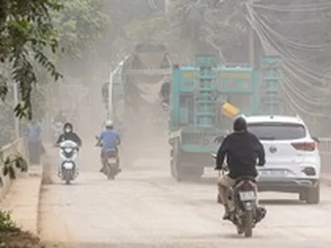 Hà Nội: Bụi cuốn mù đường Hoàng Tăng Bí, người dân khổ sở vì xe tải ngày đêm