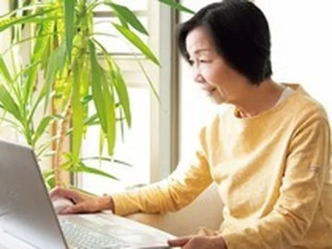 Nên gửi tiền online hay tại quầy: Người đang muốn gửi tiết kiệm nên để ý 4 điểm này
