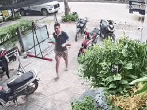 Thanh niên vừa bước vào nhà dân, camera liền ghi được cảnh đáng sợ