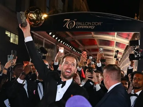 Harry Kane mang Quả bóng vàng đi ăn mừng tại hộp đêm
