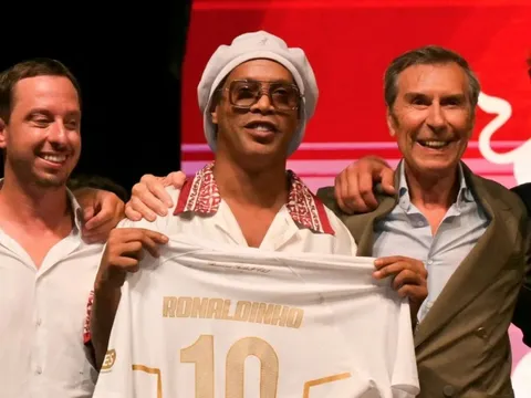 Cơn sốt tuổi 46 của Ronaldinho