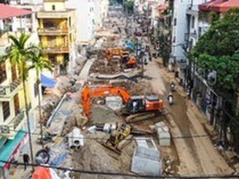 Hình ảnh khác lạ của 'ngõ khổ' 381 Nguyễn Khang ở Hà Nội