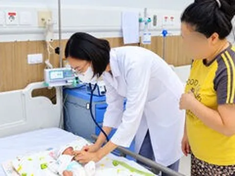 25 phút hồi sức giành sự sống cho bé sinh non nặng 1 kg