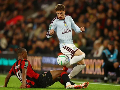 Aston Villa thảm bại ở Carabao Cup