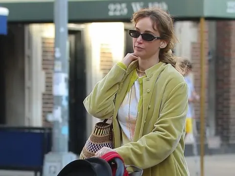 Jennifer Lawrence lộ diện bên con trai sau khi công khai phẫu thuật thẩm mỹ