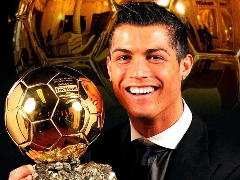 Ronaldo ăn mừng danh hiệu Quả bóng vàng vĩ đại nhất lịch sử