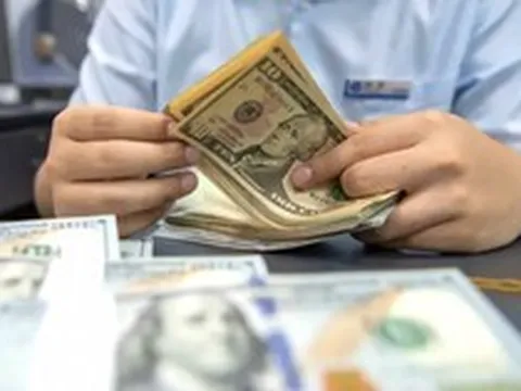 Mang ngoại tệ về Việt Nam bán cho ngân hàng có cần chứng minh nguồn gốc?