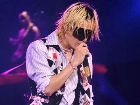 G-Dragon bất ngờ quỳ gối cầu hôn giữa Paris, danh tính người nhận hoa gây ngỡ ngàng