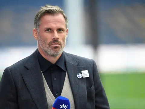 Aston Villa kiện Carragher vì phát ngôn liên quan tới MU