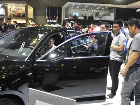 Lượng ô tô nhập khẩu giảm gần một nửa