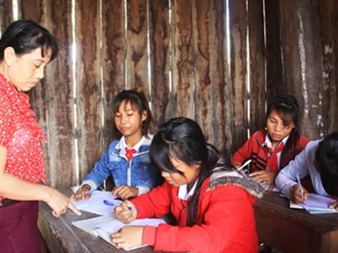 Làng nghèo mê chữ