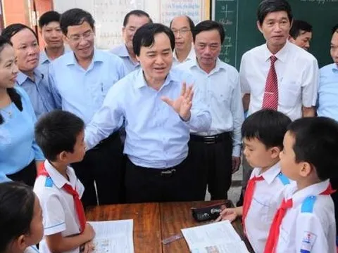 Bộ GD&ĐT trao gần 1,5 tỷ đồng cho ngành giáo dục miền Trung