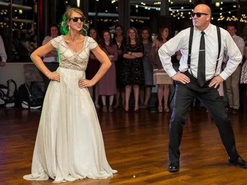 Cô dâu 9X cùng cha nhảy tưng bừng trong đám cưới