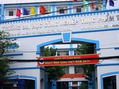 Sinh viên lo lắng vì trường yêu cầu đóng học phí đột ngột