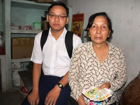Người mẹ nghèo bán vé số quyết nuôi con vào đại học