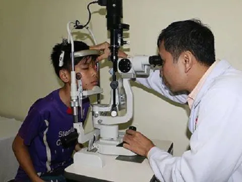 Nghịch kíp nổ, nam sinh bị nát tay, rách mắt