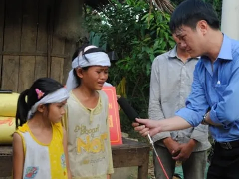 Những hình ảnh xúc động ở vùng lũ lụt miền Trung