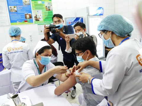 377 người tiêm chủng vaccine COVID-19 trong ngày đầu tiên
