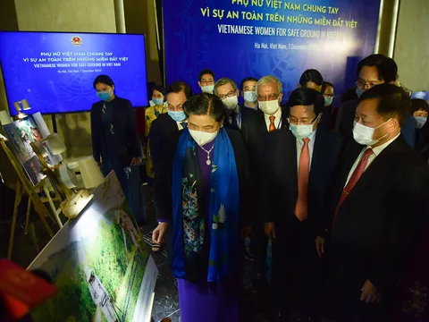 Triển lãm “Phụ nữ Việt Nam chung tay vì sự an toàn trên những miền đất Việt”