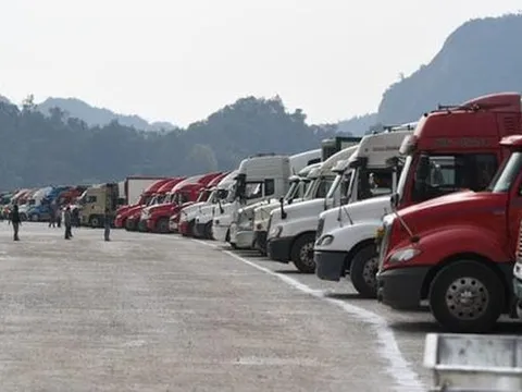 Tăng thêm tàu hỏa để giải phóng hơn 2.600 xe hàng ùn tắc ở cửa khẩu