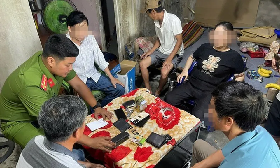Bắt quả tang nhóm đối tượng đánh bạc trái phép lúc nửa đêm