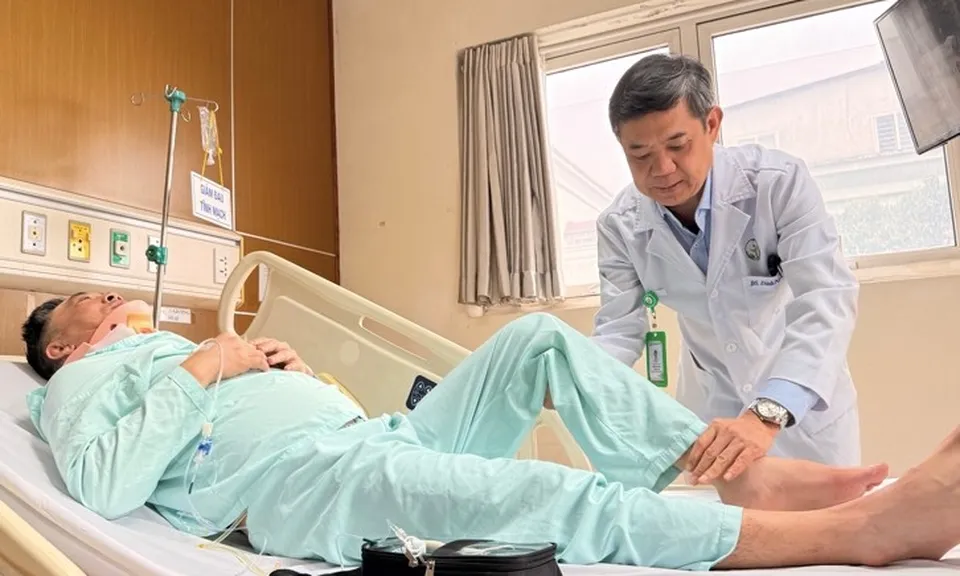 Từ Anh về Việt Nam mổ ống sống cổ 2